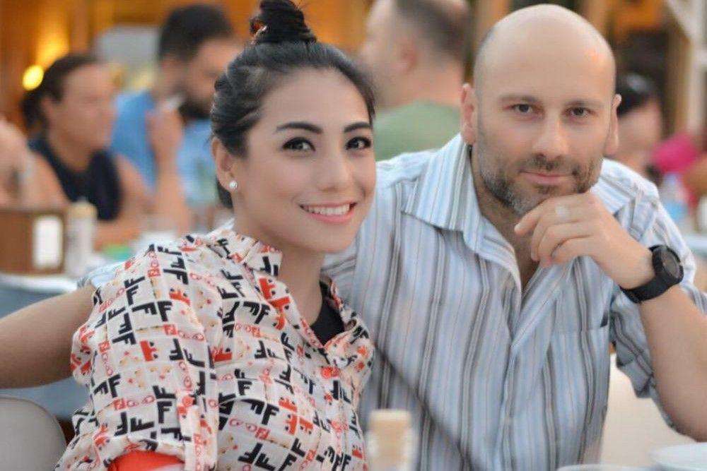 ⁠7 Potret Kenangan Siti KDI dan Mantan Suami Bule Turki, Resmi Cerai!