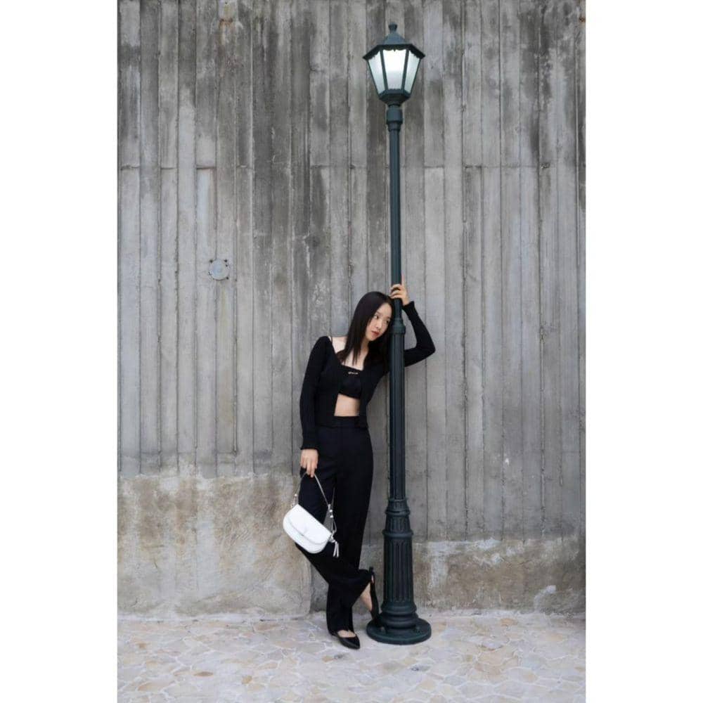 black outfit ala Shin Hye Sun (instagram.com/shinhs831)