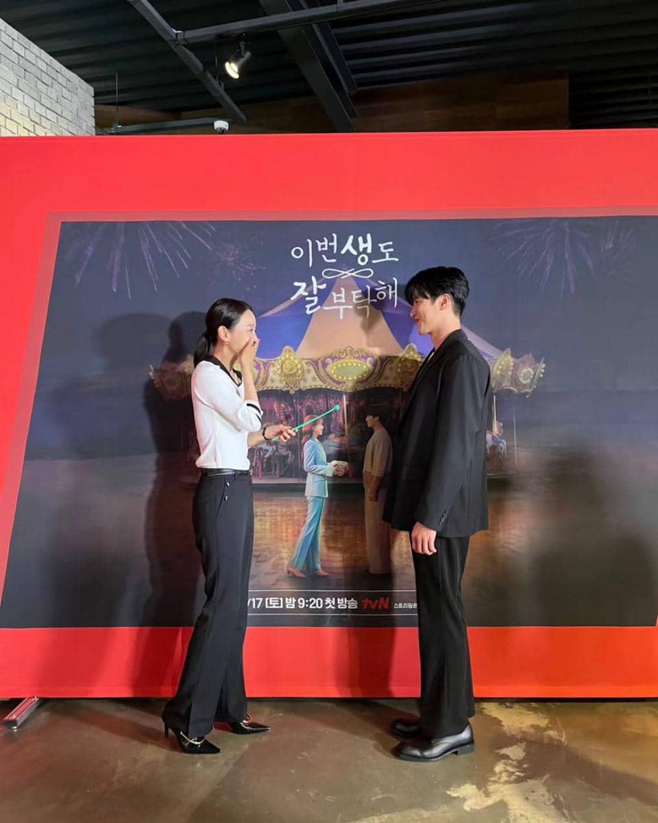 black outfit ala Shin Hye Sun (instagram.com/shinhs831)