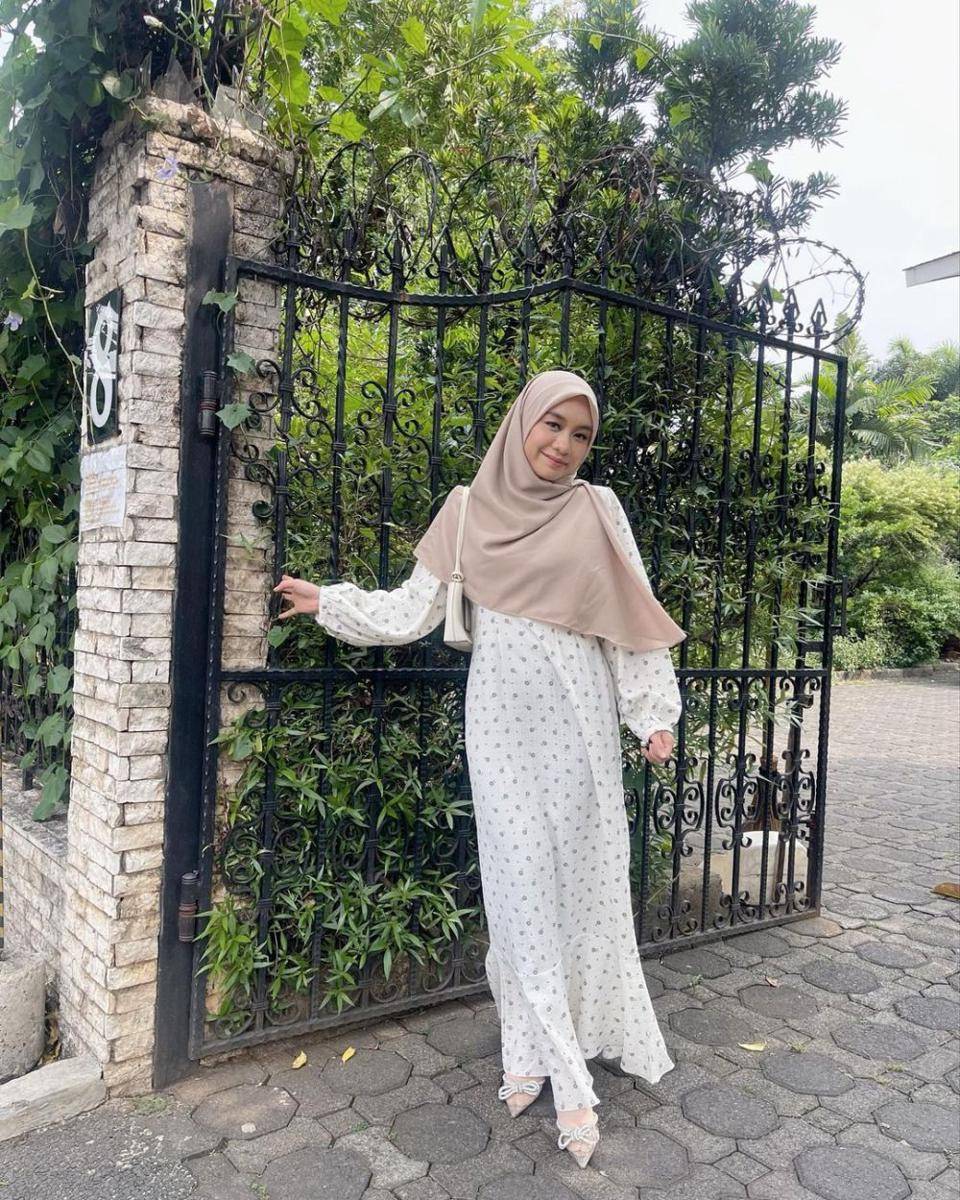 Ilustrasi outfit kajian elegan ala selebgram (instagram.com/@salamaazizah)
