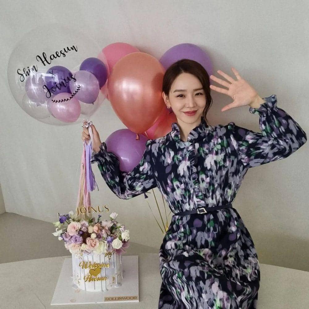 black outfit ala Shin Hye Sun (instagram.com/shinhs831)