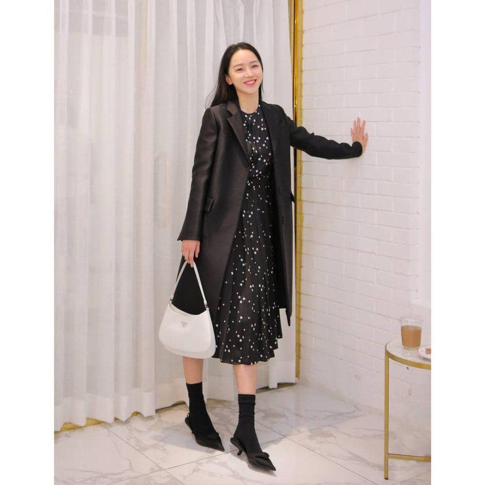 black outfit ala Shin Hye Sun (instagram.com/shinhs831)