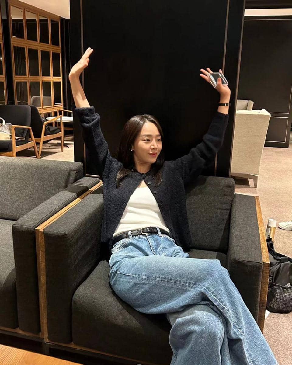 black outfit ala Shin Hye Sun (instagram.com/shinhs831)