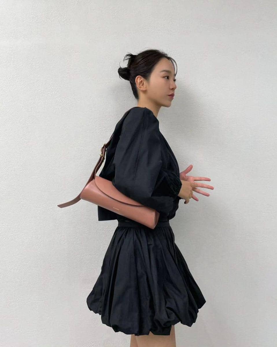 black outfit ala Shin Hye Sun (instagram.com/shinhs831)