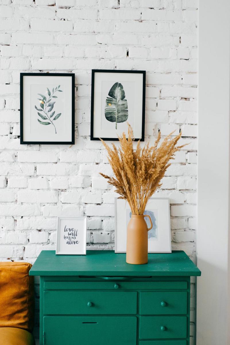 illustrasi lukisan di ruang tamu (unsplash.com/ Alexandra Gorn)