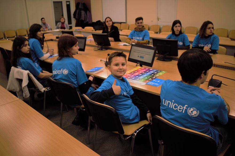 potret anak-anak Ukraina sedang belajar.(twitter.com/UNICEF Ukraine)