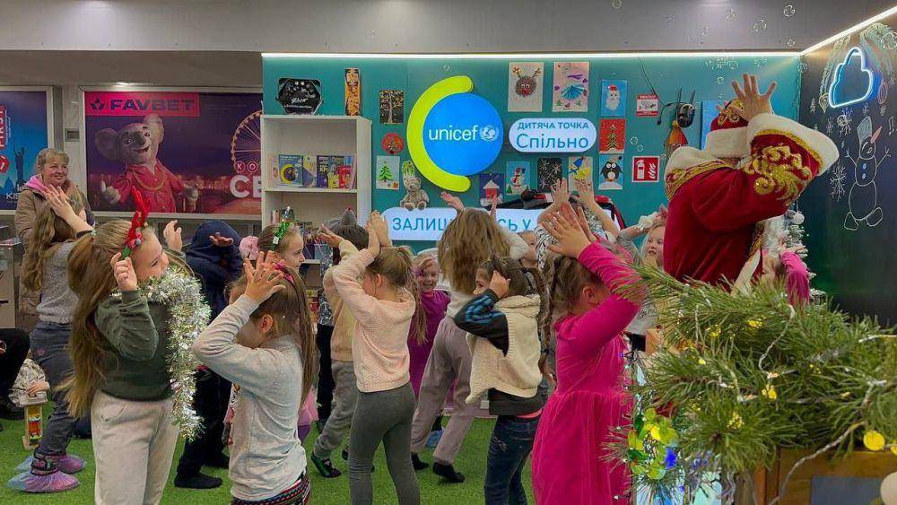 potret anak-anak Ukraina sedang bermain.(twitter.com/UNICEF Ukraine)