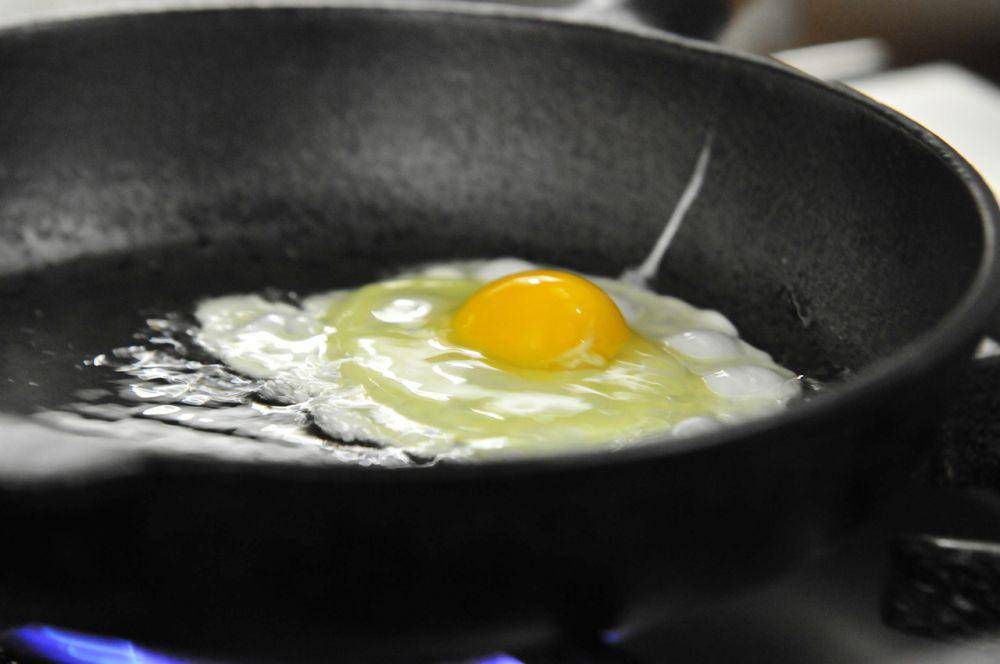 ilustrasi menggoreng telur (pixabay.com/SHGxMaster)