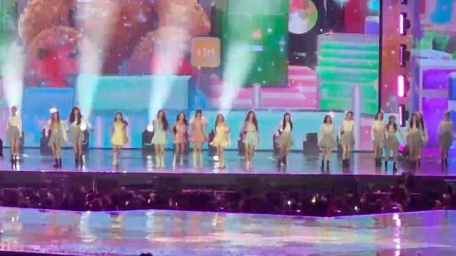 STAYC tampil di Golden Disc Awards 2024 (Twitter.com/jaliuer)