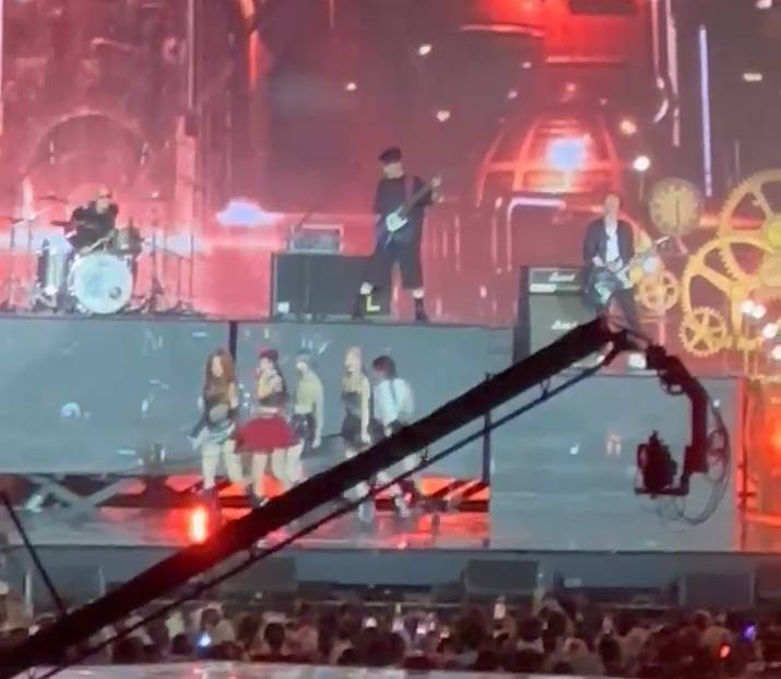 LE Sserafim kolab bareng band YB di GDA 2024 (twitter.com/dandanrapi)