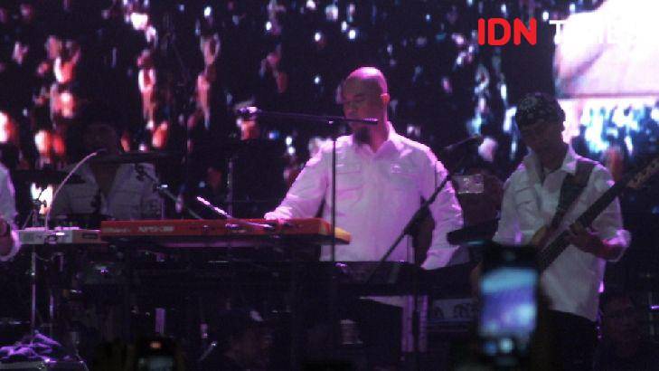 Penampilan Ahmad Dhani bersama Dewa 19 yang menggebak GOR Satria Purwokerto, Sabtu (6/1/2024).(IDNTimes/Cokie Sutrisno).