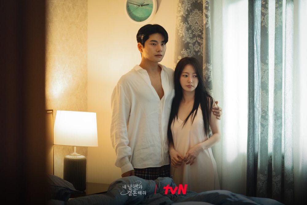Lee Yi Kyung dan Song Ha Yoon di Marry My Husband (dok. tvN/Marry My Husband)