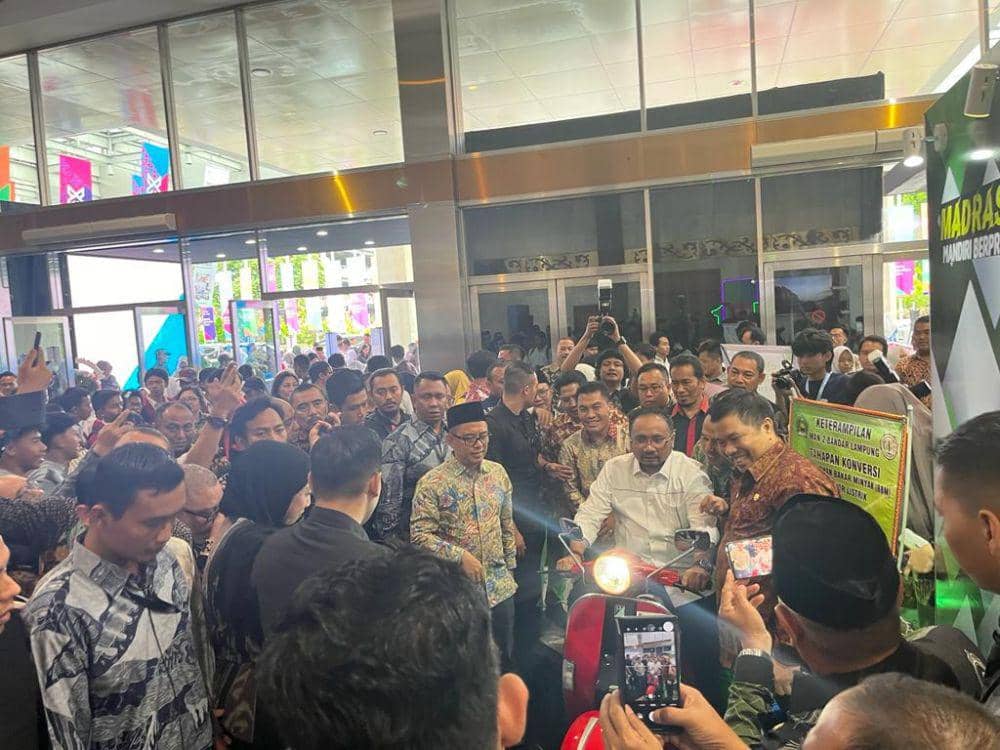 Penampakan vespa listrik karya Siswa MAN 2 Bandar Lampung di acara Devotion Experience (Dev-X) yang merupakan puncak peringatan Hari Amal Bakti (HAB) ke-78 Kementerian Agama di JCC Senayan, Jakarta, Jumat (5/1/2023). (IDN Times/Istimewa).