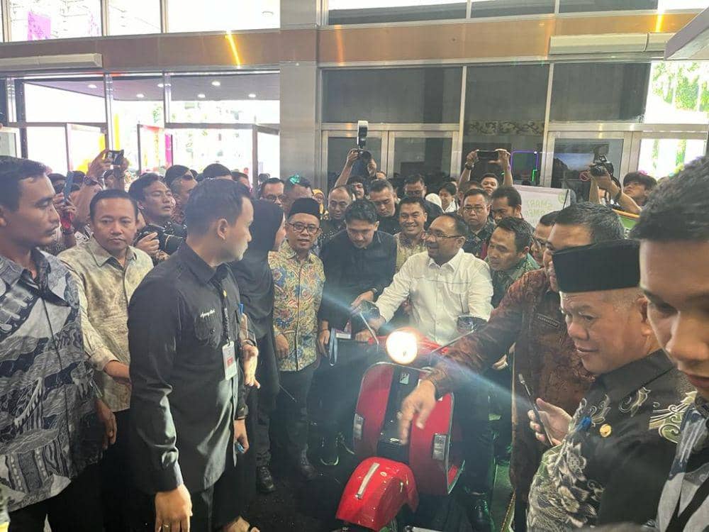Penampakan vespa listrik karya Siswa MAN 2 Bandar Lampung di acara Devotion Experience (Dev-X) yang merupakan puncak peringatan Hari Amal Bakti (HAB) ke-78 Kementerian Agama di JCC Senayan, Jakarta, Jumat (5/1/2023). (IDN Times/Istimewa).