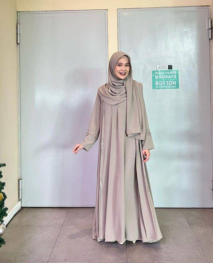 potret Amelia Andani dengan oufit abaya (instagram.com/@amaliaandanii)