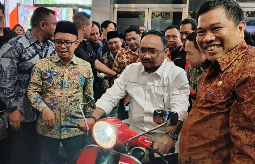 Penampakan vespa listrik karya Siswa MAN 2 Bandar Lampung di acara Devotion Experience (Dev-X) yang merupakan puncak peringatan Hari Amal Bakti (HAB) ke-78 Kementerian Agama di JCC Senayan, Jakarta, Jumat (5/1/2023). (IDN Times/Istimewa).
