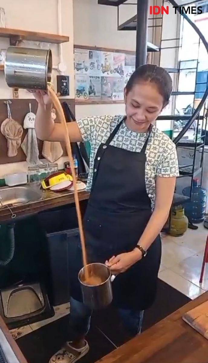 Barista kopi di salah satu coffee shop di Kota Mataram. (IDN Times/Muhammad Nasir)