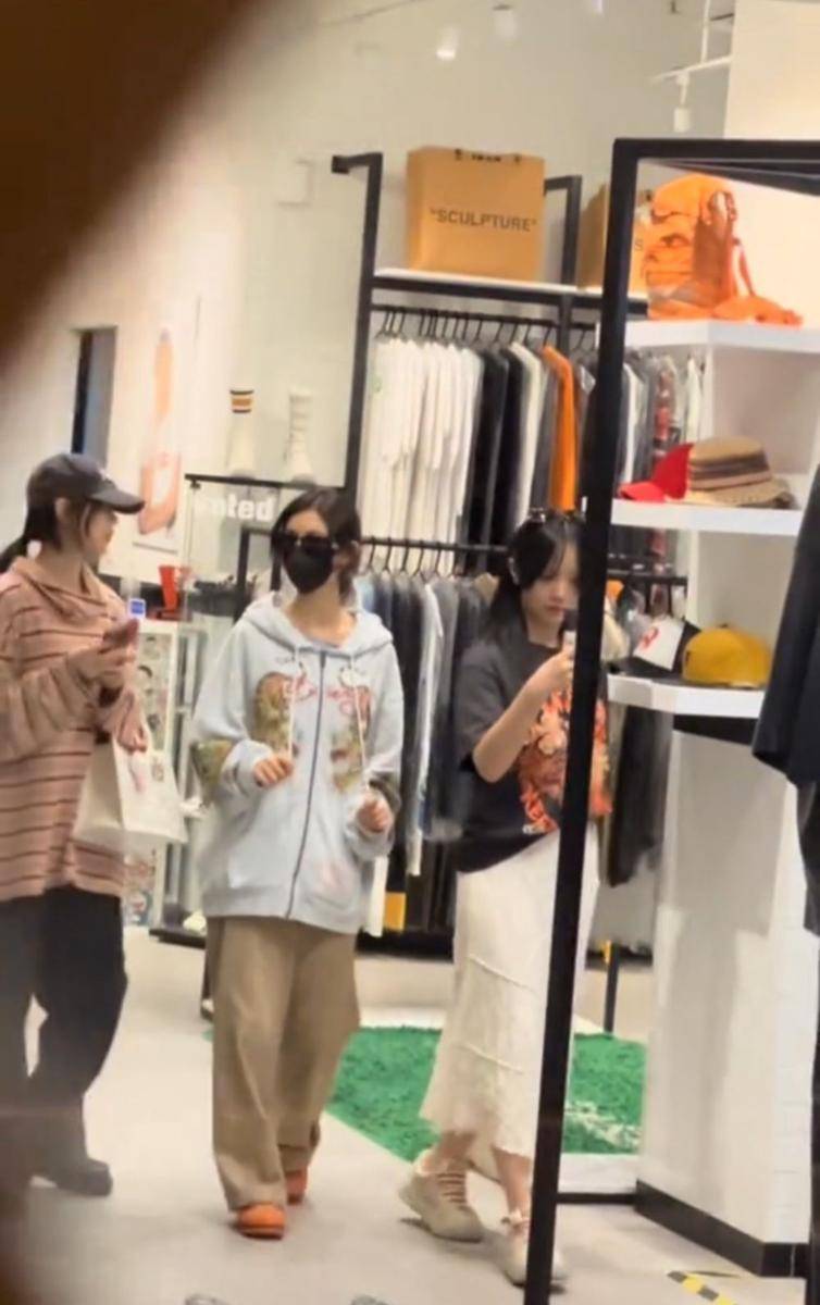 Member NewJeans di mall Jakarta (TikTok.com/liusinsin)