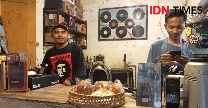 Aris Munandar (kiri) pemilik Coffee Shop Circlkill (IDN Times/Juliadin)