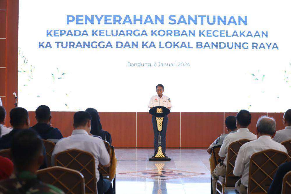PT KAI menyerahkan santunan kepada keluarga korban meninggal kecelakaan KA Turangga-KA Bandung Raya (dok. KAI)