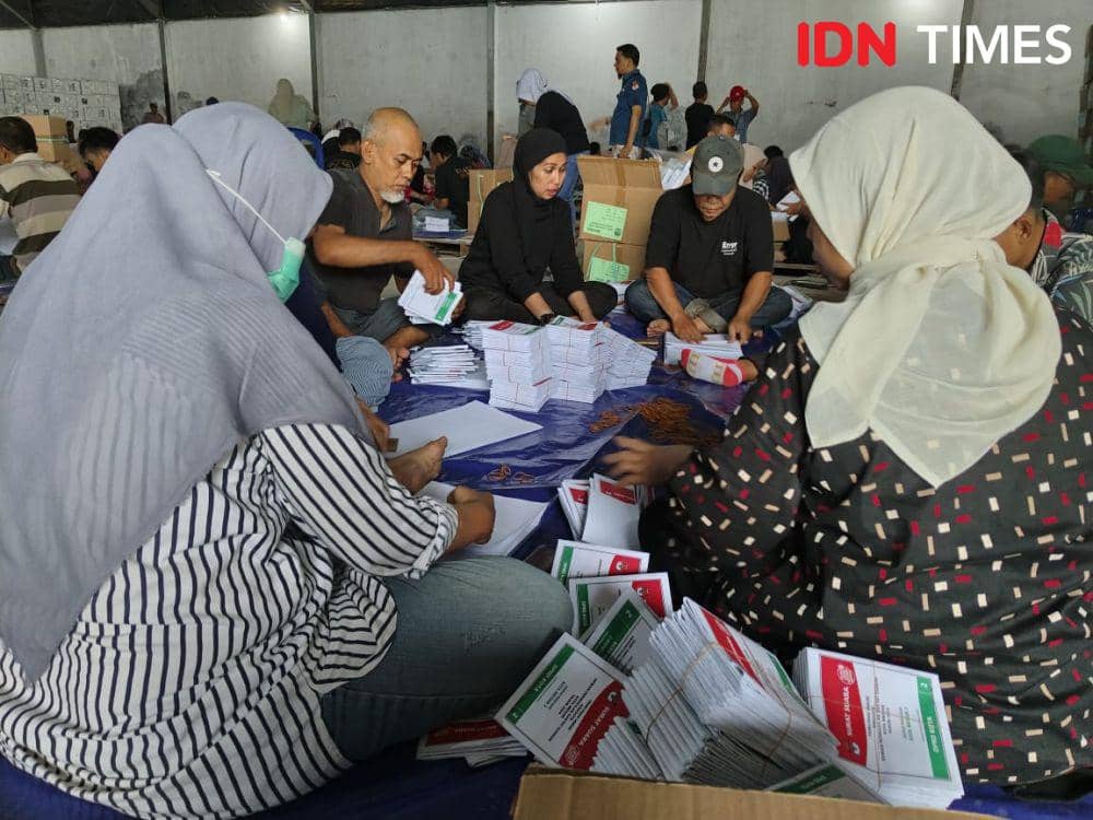 400 pekerja pelipatan surat suara dibagi 10 orang per kelompok (IDN Times/Eko Agus Herianto)