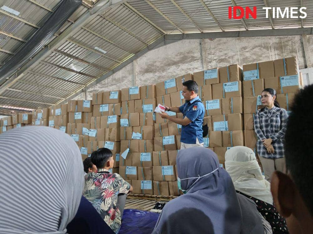 KPU beri panduan cara melipat surat suara kepada para pekerja (IDN Times/Eko Agus Herianto)