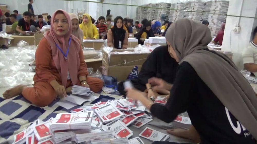 Pelipatan surat suara di gudang logistik KPU Gowa, Sabtu (6/1/2024). IDN Times/Istimewa