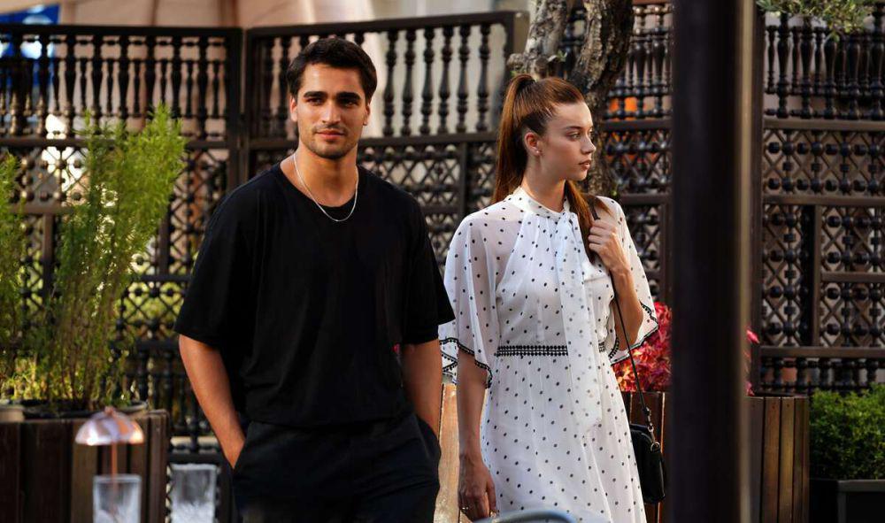 Mert Ramazan Demir dan Afra Saracoglu di Yali Capkini (media-amazon.com)
