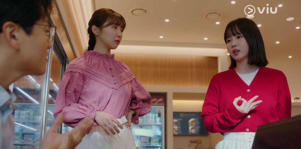 Joo Hyun Young dan Oh Yu Jin di drama The Story of Park’s Marriage Contract (Dok. VIU/The Story of Park’s Marriage Contract)