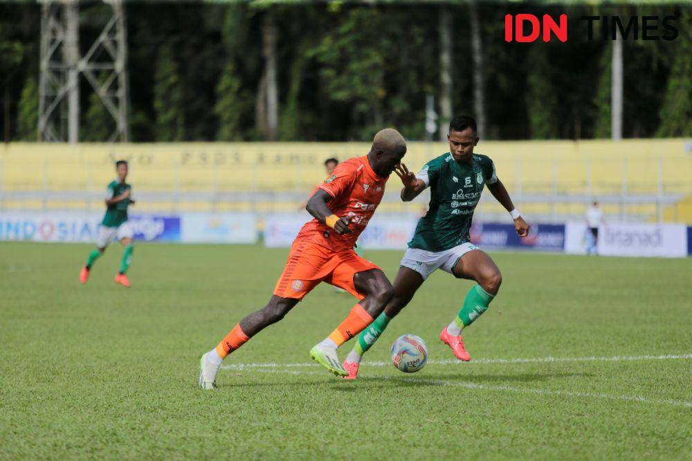 Duel PSMS kontra Persiraja di Stadion Baharoeddin Siregar, Sabtu (6/1/2024) (IDN Times/Doni Hermawan)