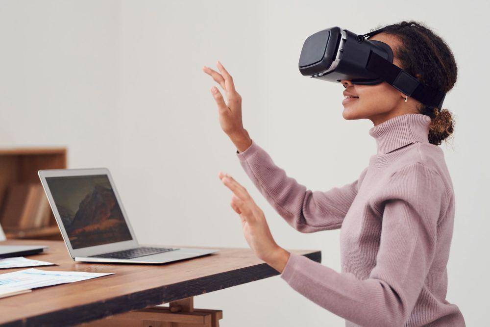 ilustrasi perangkat virtual reality (pexels.com/fauxels)