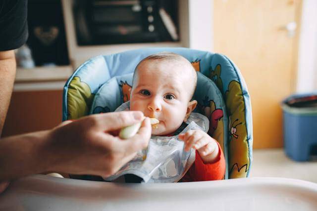 ilustrasi bayi menggunakan alas dada saat makan (pexels.com/Helena Lopes)