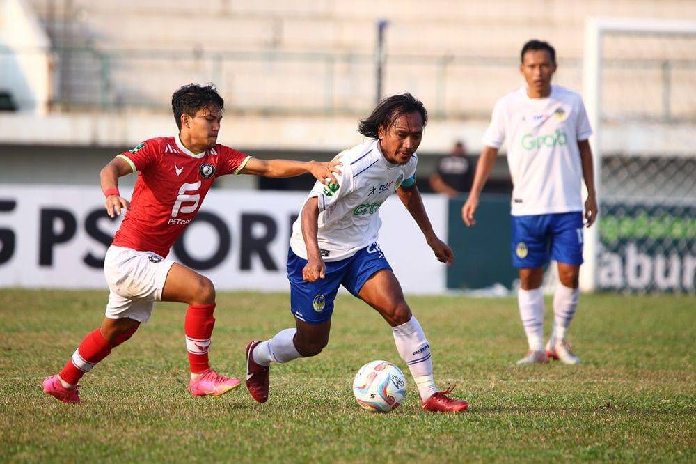 Aksi gelandang serang FC Bekasi City yakni Rafly Asrul (kiri) saat coba mengadang laju pemain PSIM Yogyakarta Hariono (tengah) dalam pertandingan Grup 2 Pegadaian Liga 2 2023-24 yang berlangsung di Stadion Singaperbangsa Karawang, 6 November 2023. (Dok. PT Liga Indonesia Baru)