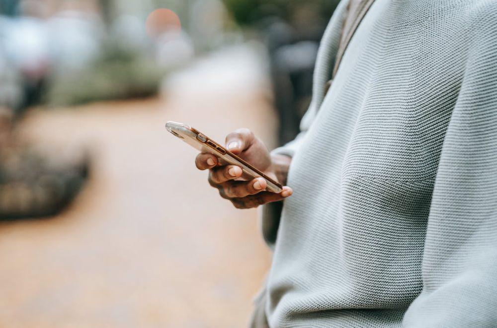 screen time (pexels.com/ Tim Samuel)