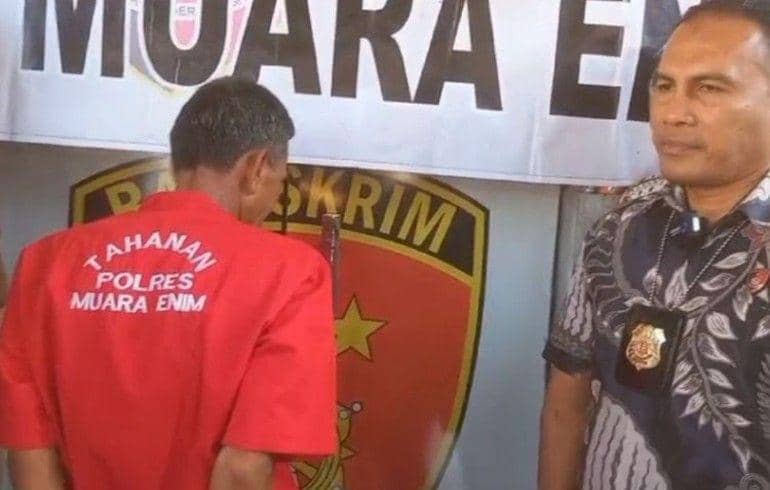 (Pelaku pembunuhan terhadap mantan menantunya sendiri saat diamankan Sat Reskrim Muara Enim) IDN Times/istimewa