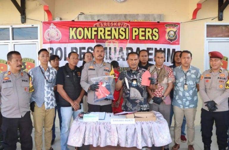 (Pelaku pembunuhan terhadap mantan menantunya sendiri saat diamankan Sat Reskrim Muara Enim) IDN Times/istimewa