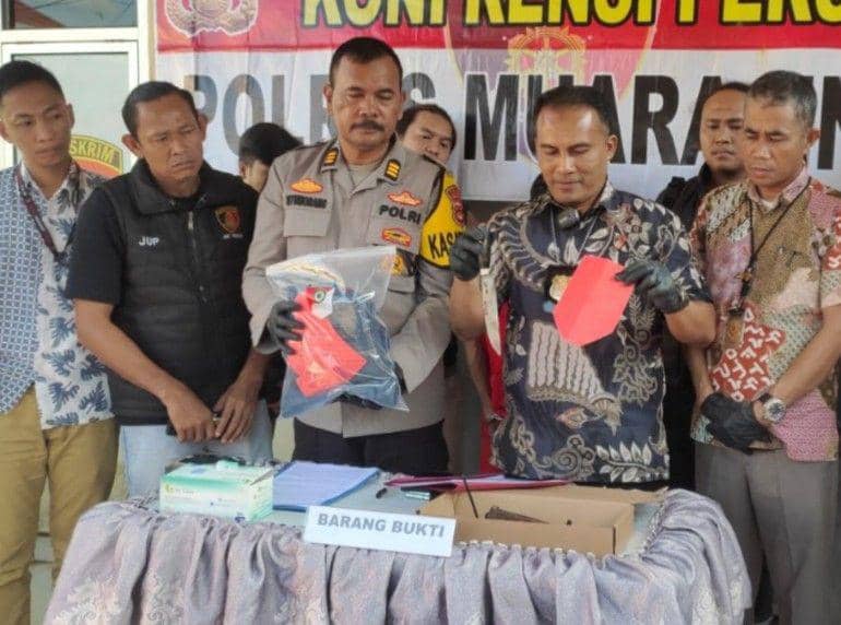 (Pelaku pembunuhan terhadap mantan menantunya sendiri saat diamankan Sat Reskrim Muara Enim) IDN Times/istimewa
