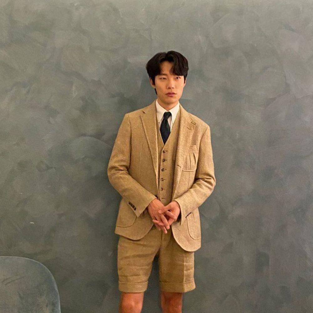 short pants ala Ryu Jun Yeol (instagram.com/ryusdb)
