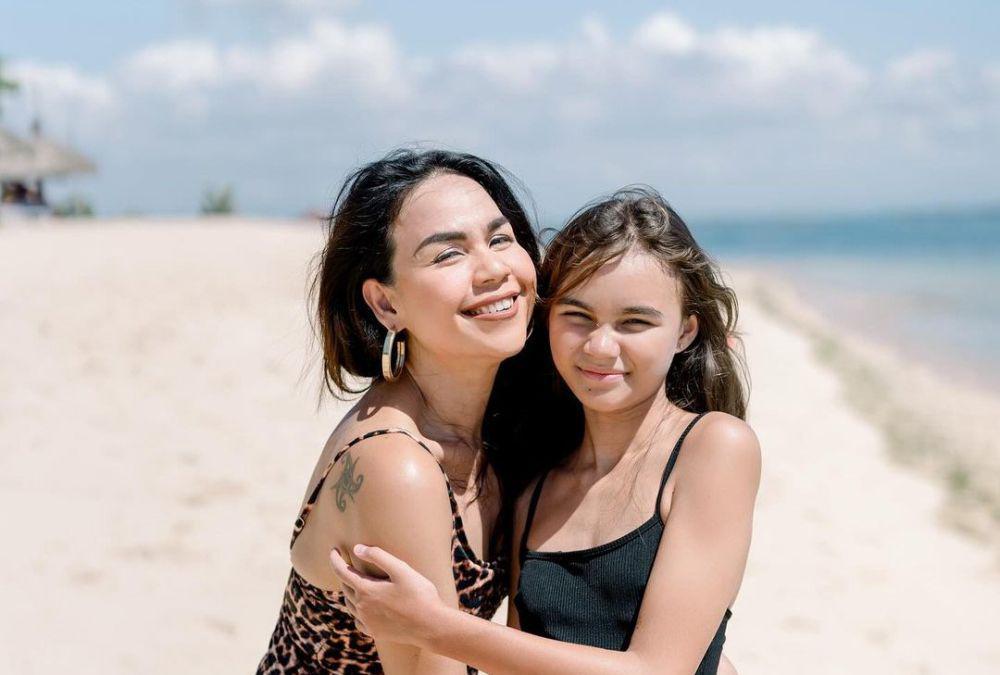 7 Potret Terbaru Melaney Ricardo dan Putrinya, Bak Kakak Beradik