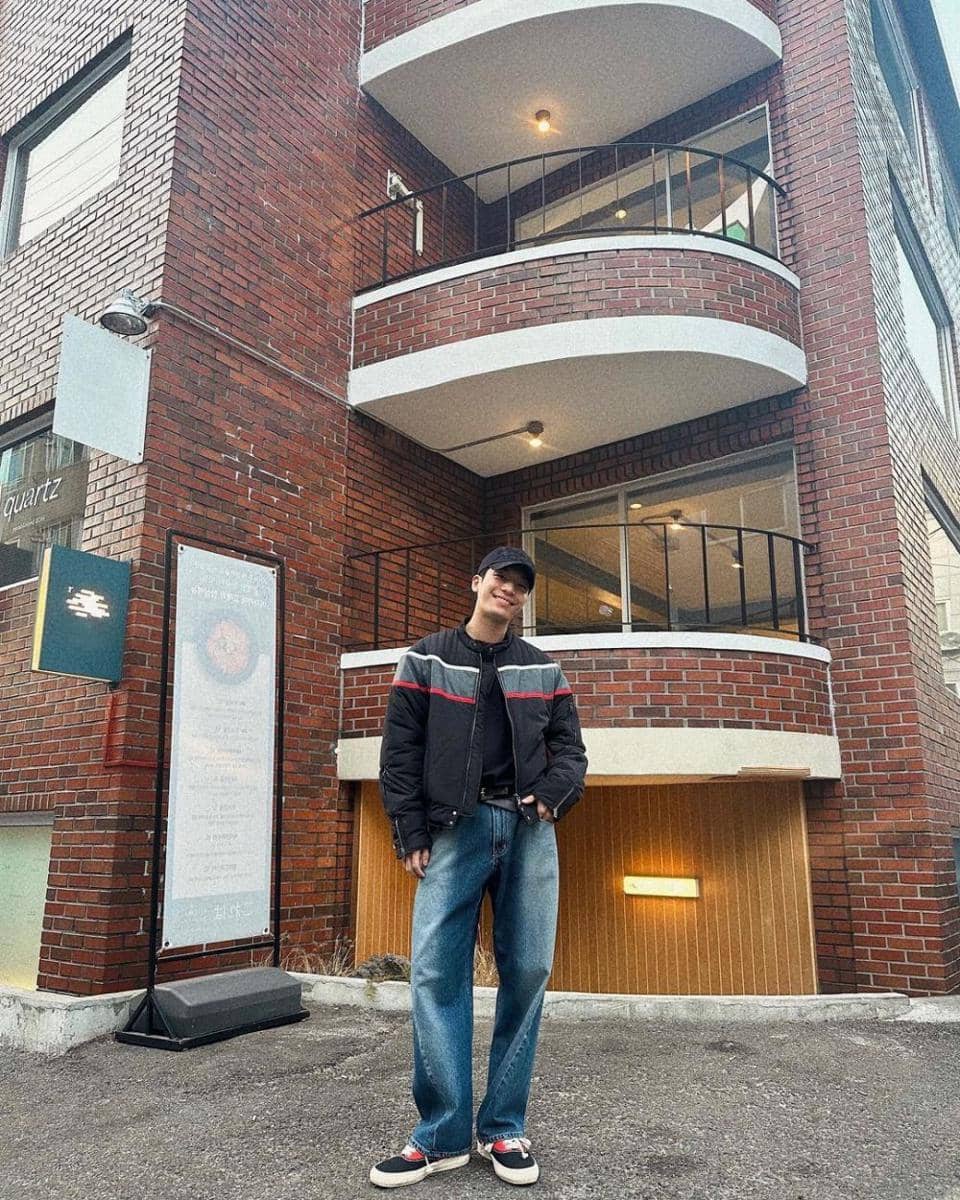 Ide outfit loose pants jeans ala Wi Ha Jun (instagram.com/wi__wi__wi)