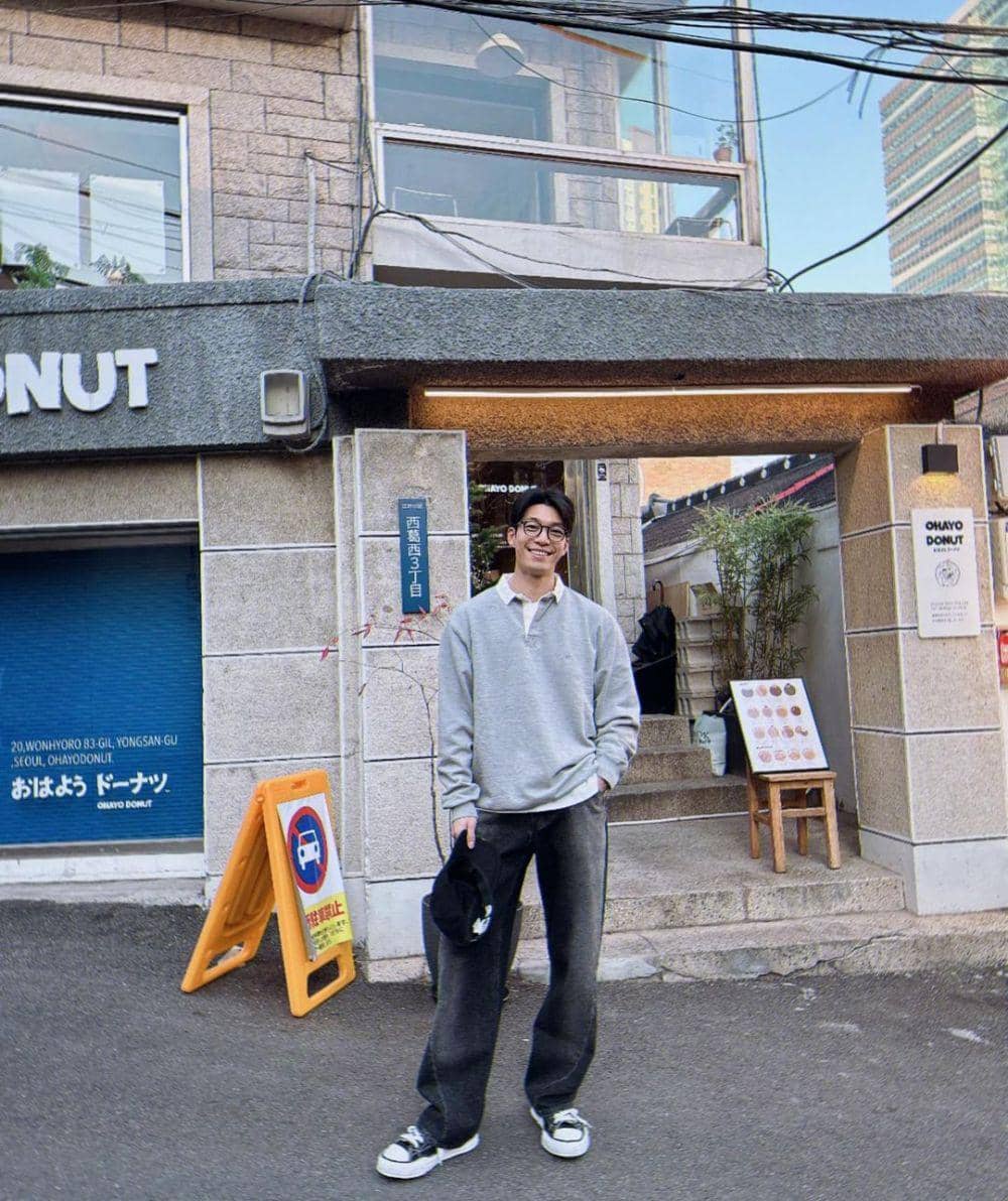 Ide outfit loose pants jeans ala Wi Ha Jun (instagram.com/wi__wi__wi)