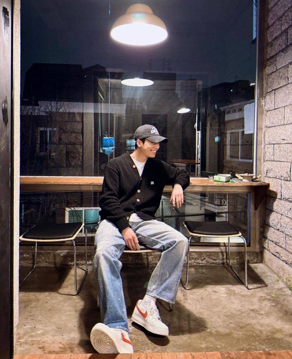 Ide outfit loose pants jeans ala Wi Ha Jun (instagram.com/wi__wi__wi)