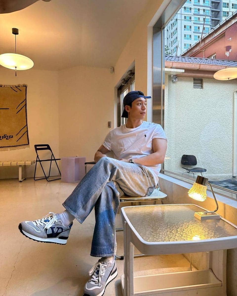 Ide outfit loose pants jeans ala Wi Ha Jun (instagram.com/wi__wi__wi)