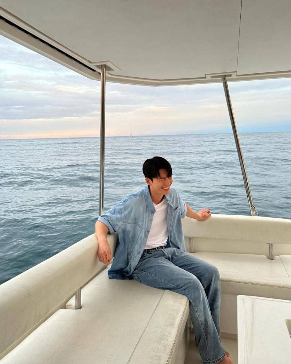 Ide outfit loose pants jeans ala Wi Ha Jun (instagram.com/wi__wi__wi)