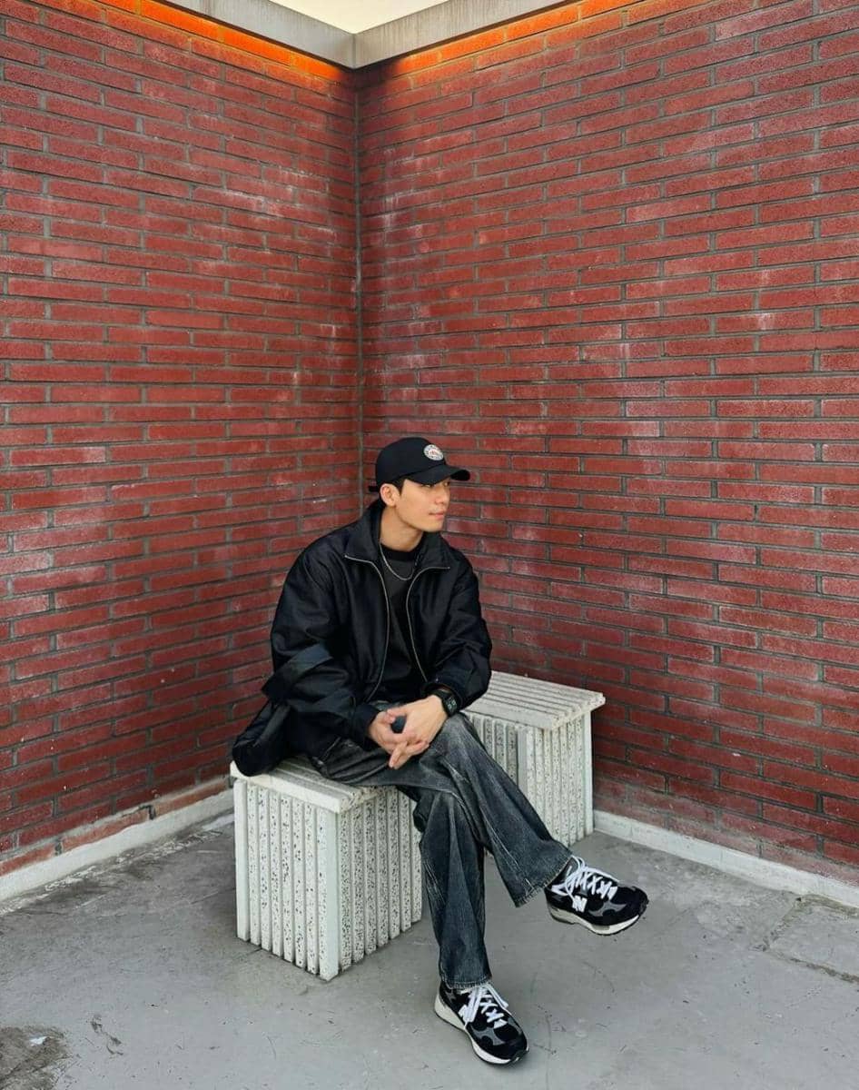 Ide outfit loose pants jeans ala Wi Ha Jun (instagram.com/wi__wi__wi)