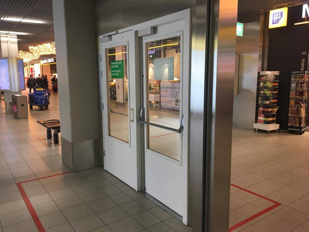 potret pintu darurat desain nyeleneh (reddit.com/user/voidmain1975)