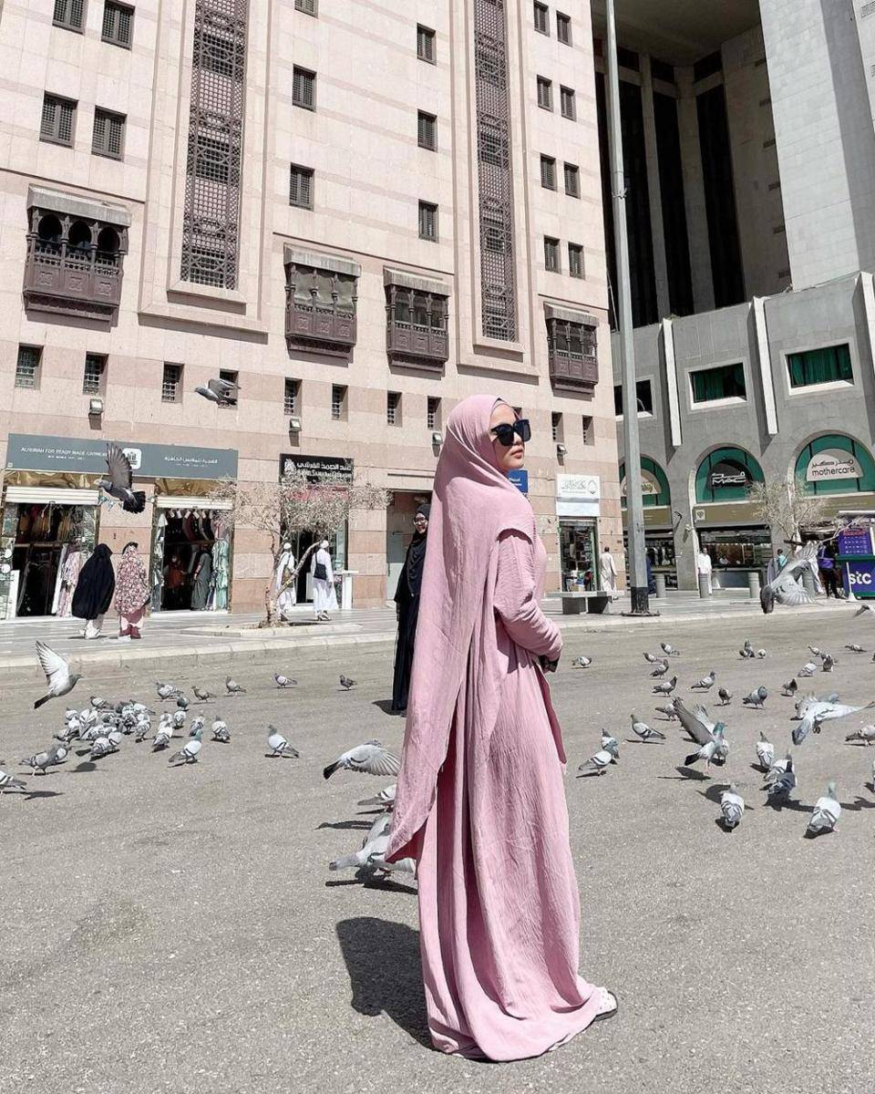potret Putri Isnari di Masjid Nabawi, Madinah (instagram.com/da4_putri03/)