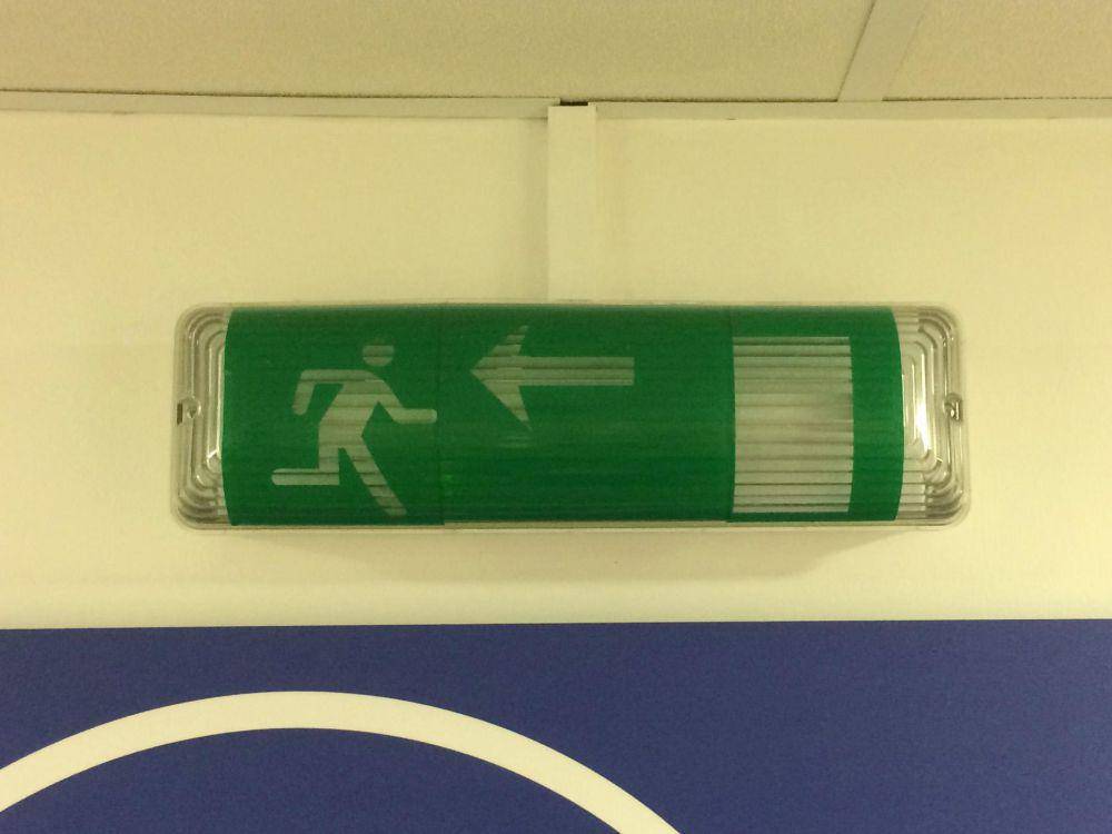 potret pintu darurat desain nyeleneh (reddit.com/user/Alidodger)