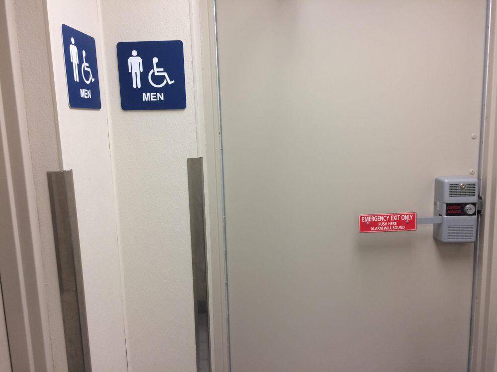potret pintu darurat desain nyeleneh (reddit.com/user/CharlesMcTophat)