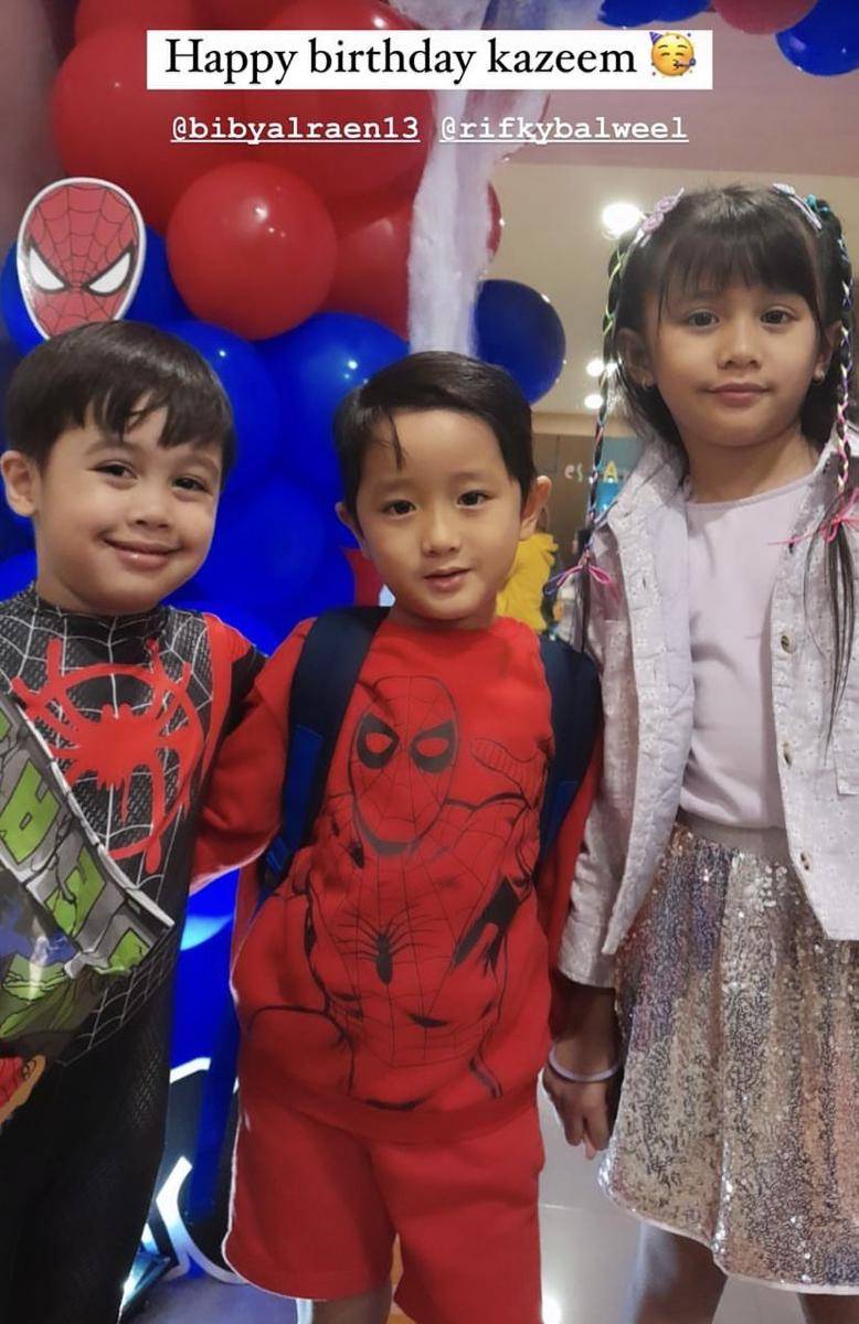 potret tamu artis di perayaan ultah ke-4 Kazeem anak Rifky Balweel (Instagram.com/ryana_dea)